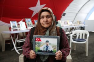 DİYARBAKIR (AA) – Dağa kaçırılan çocukları için eski HDP il