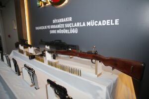 DİYARBAKIR (AA) – Diyarbakır ve Batman'da düzenlenen kaçak silah operasyonunda