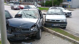 EDİRNE (AA) – Edirne'de iki otomobilin kavşak içinde çarpıştığı kazada