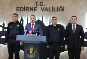 EDİRNE (AA) – Edirne Valisi Yunus Sezer, sınır hattına duvar