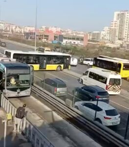 İSTANBUL (AA) – Esenyurt'ta yolcu almak için beklediği durakta kontrolden