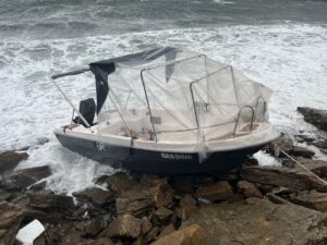 ÇANAKKALE (AA) – Balıkesir'in Erdek ilçesinde etkili olan fırtınada halatları