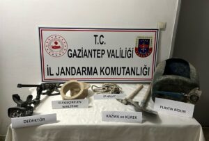 GAZİANTEP (AA) – Gaziantep'in Nizip ilçesinde, kaçak kazı yapan 2