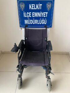 GÜMÜŞHANE (AA) – Gümüşhane'nin Kelkit ilçesinde engellinin evinin önündeki akülü