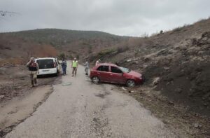GÜMÜŞHANE (AA) – Gümüşhane'nin Kelkit ilçesinde otomobilin şarampole devrilmesi sonucu