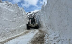 HAKKARİ (AA) – Hakkari'de metrelerce karın bulunduğu üs bölgelerinin yolunun