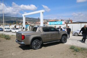 HATAY (AA) – Hatay'ın Samandağ ilçesinde kumsalda pikapla drift yapan