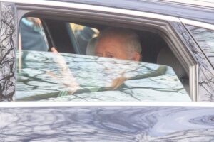 - Kısa süre gözlem altında tutulduktan sonra Clarence House sarayına