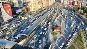 İSTANBUL (AA) – İstanbul'da, haftanın ikinci iş gününde, akşam saatlerinde