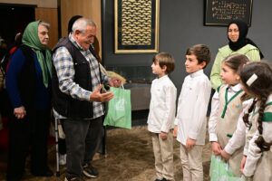 İSTANBUL (AA) – Palet Türk Müziği İlkokulu öğrencileri, huzurevi sakinlerine