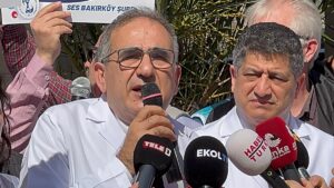 İSTANBUL (AA) – Beyoğlu'nda sağlık çalışanları, çalışma şartlarının iyileştirilmesi talebiyle