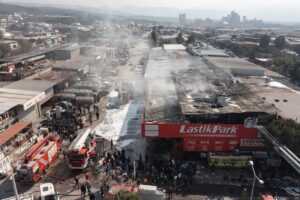 İZMİR (AA) – İzmir'in Bornova ilçesinde oto lastik satış ve