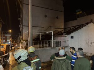 İZMİR (AA) – İzmir'in Karabağlar ilçesinde çıkan yangında müstakil ev