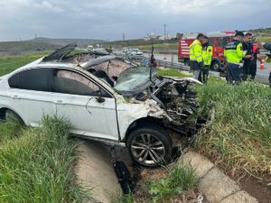 İZMİR (AA) – İzmir'in Menemen ilçesinde, otomobilin takla atıp şarampole