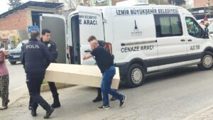 İZMİR (AA) – İzmir'in Ödemiş ilçesinde kamyonun çarptığı yaya hayatını
