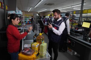 İZMİR (AA) – İzmir'de Ramazan Bayramı öncesinde fahiş fiyat artışlarının