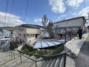 İZMİR (AA) – İzmir'in Çiğli ilçesinde 3 katlı binanın çatısında