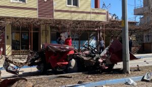 KAHRAMANMARAŞ (AA) – Kahramanmaraş'ın Elbistan ilçesinde refüjdeki ağaca çarpan otomobilde