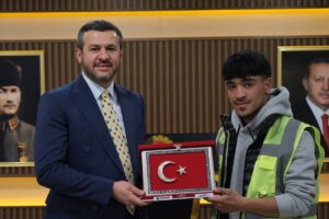 KARABÜK (AA) – Karabük'te temizlik işçisinin, çöpten bulduğu Türk bayrağını