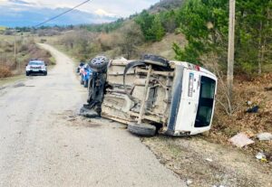KARABÜK (AA) – Karabük'ün Eskipazar ilçesinde devrilen hafif ticari araçtaki