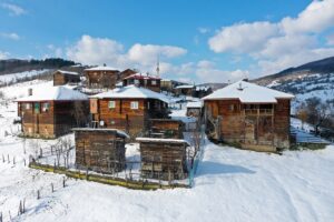 KASTAMONU (AA) – Kastamonu'nun Pınarbaşı ilçesinde bulunan tarihi ahşap evler,