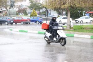 KIRKLARELİ (AA) – Kırklareli'nde sağanak hayatı olumsuz etkiledi. Kentte öğleden