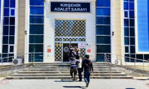 KIRŞEHİR (AA) – Kırşehir'de kuyumculara sahte altın sattıkları gerekçesiyle yakalanan