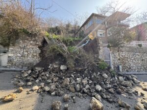 KOCAELİ (AA) – Kocaeli'de istinat duvarının çökmesi sonucu 3 katlı