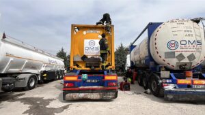 KOCAELİ (AA) – Kocaeli'nin Körfez ilçesinde boş tankerin üzerinde temizlik