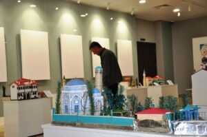 - Kentin tarihi cami, konak ve sembolik yapılarının maketlerinin bulunduğu