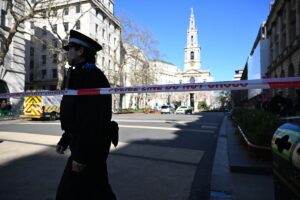 LONDRA (AA) – İngiltere'nin başkenti Londra’da, minibüsün kaldırımda yürüyen yayalara