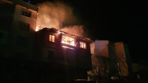 MANİSA (AA) – Manisa'nın Demirci ilçesinde 3 katlı binanın çatısında