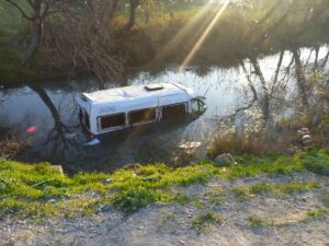 MANİSA (AA) – Manisa'nın Şehzadeler ilçesinde, işçileri taşıyan minibüsün dereye