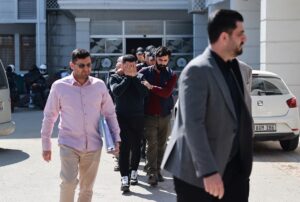 - Altın bozdurmak isteyenlere piyasanın üstünde teklif yaptığı belirlenen kuyumcunun,