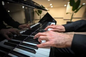 MERSİN (AA) – Mersin Büyükşehir Belediyesinin kent orkestrasında görevli otizmli