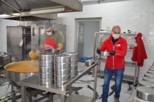 MUŞ (AA) – Muş'ta Türk Kızılay Aşevi'nde hazırlanan yemekler, iftar