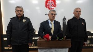 NİĞDE (AA) – Niğde'de ihbara giden 2 polisi bıçak ve