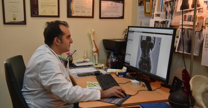 Özellikle kız çocuklarına skolyoz taraması yaptırmak önemli