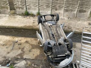 İSTANBUL (AA) – Pendik'te, bariyeri aşarak dere yatağına düşen otomobildeki