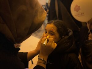 - Üsküdar'da bulunan tarihi caminin avlusu, teravih namazı sonrasında çocuklar