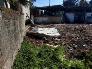 SAKARYA (AA) – Sakarya'nın Akyazı ilçesinde, evinin bahçesinde bulunan metruk