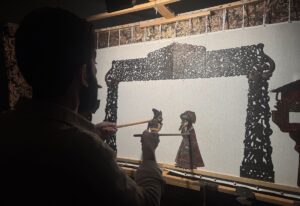 İSTANBUL (AA) – Karagöz sanatının kadim oyunlarından "Salıncak Oyunu", Üsküdar