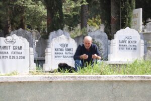 SAMSUN (AA) – Samsun'da Ramazan Bayramı arifesinde ölen yakınlarına dua