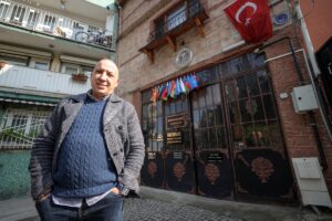 - Romanya'da 2009'da ikinci kez cumhurbaşkanı seçilen Traian Basescu'nun kampanyası