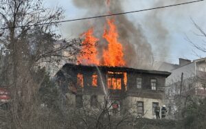 SİNOP (AA) – Sinop’un Ayancık ilçesinde çıkan yangında iki katlı