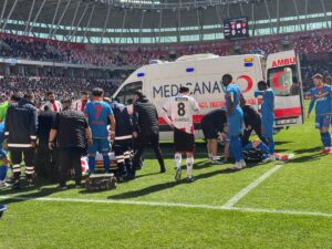 - "Sağlık ekibimizin saha içindeki ilk müdahalesinin ardından ambulansla hastaneye