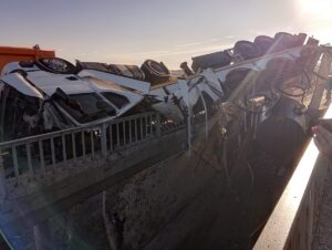 SİVAS (AA) – Sivas'ın Şarkışla ilçesinde köprü bariyerlerine çarpan tırın