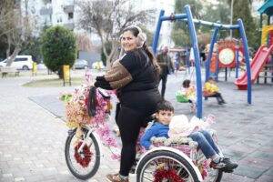 - Adana'da 2 yıl önce aldığı üç tekerlekli bisikletini çiçekler