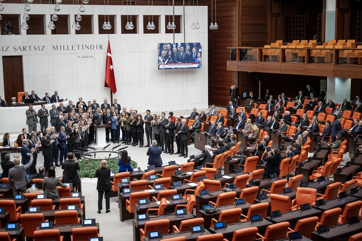TBMM Genel Kurulu, CHP milletvekillerinin kürsü işgali nedeniyle kapandı