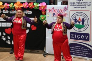 TEKİRDAĞ (AA) – Tekirdağ'daki farkındalık etkinliğinde down sendromlu öğrenciler dans